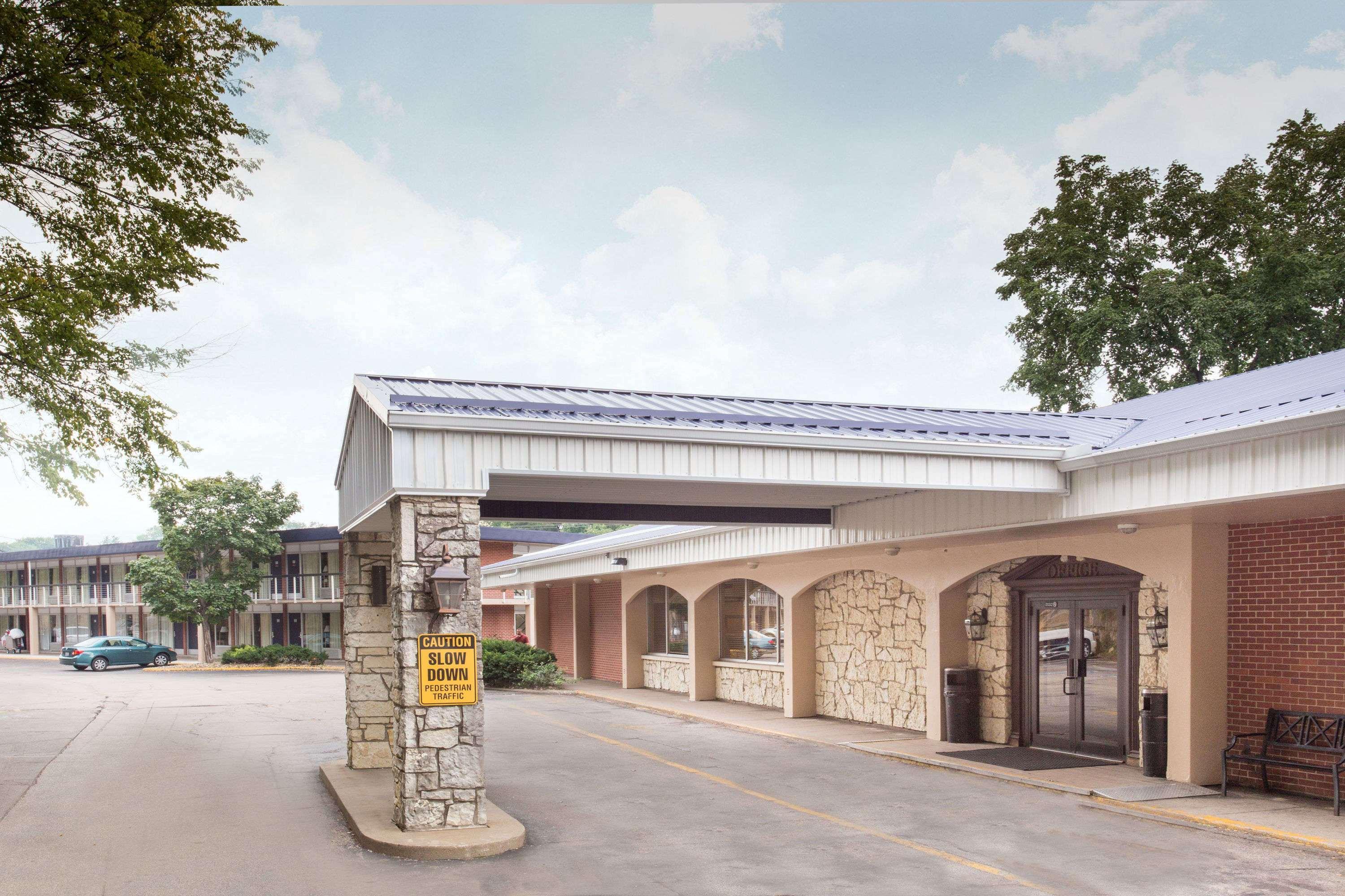 Days Inn By Wyndham Dubuque Exterior foto