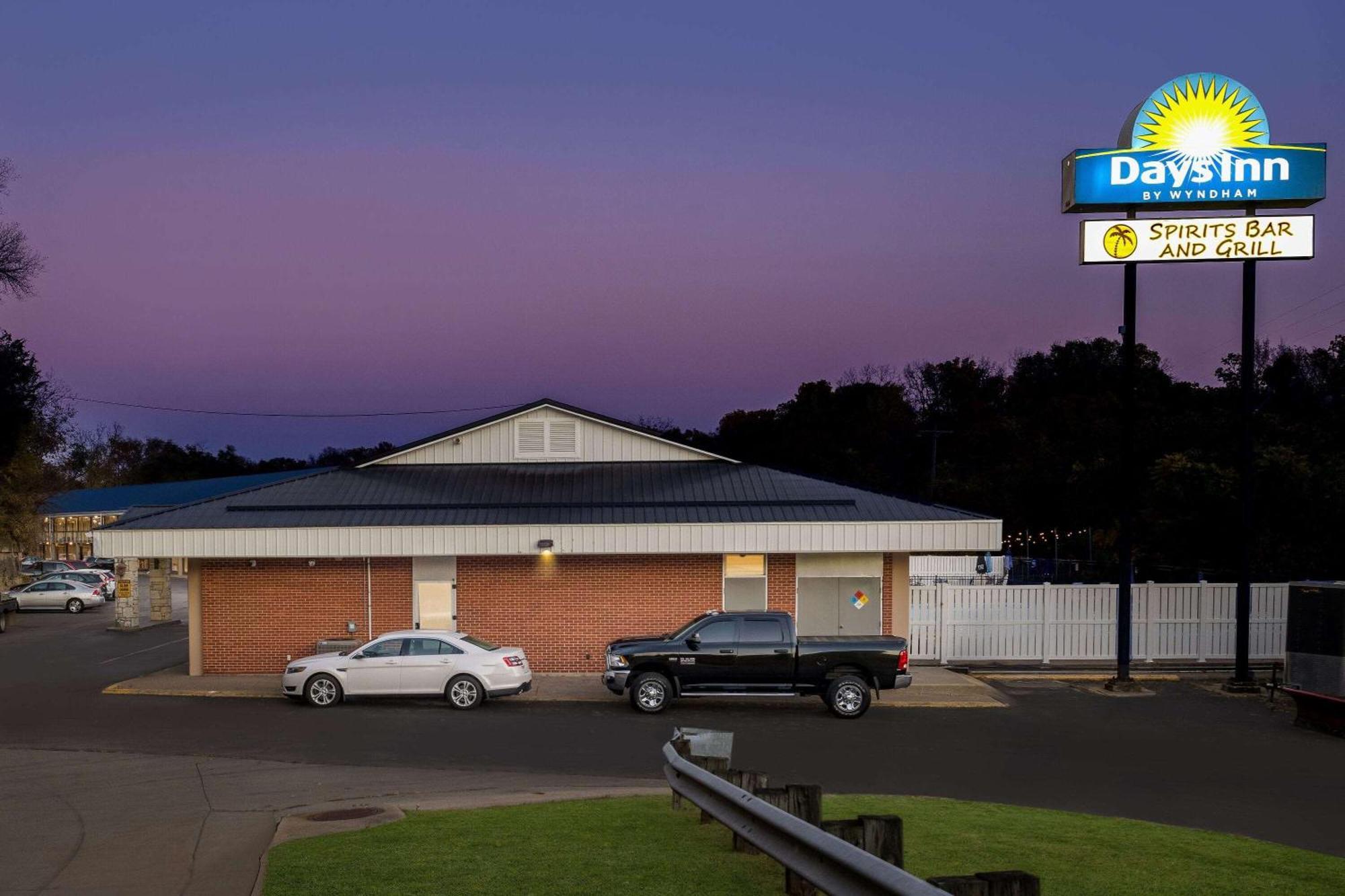 Days Inn By Wyndham Dubuque Exterior foto